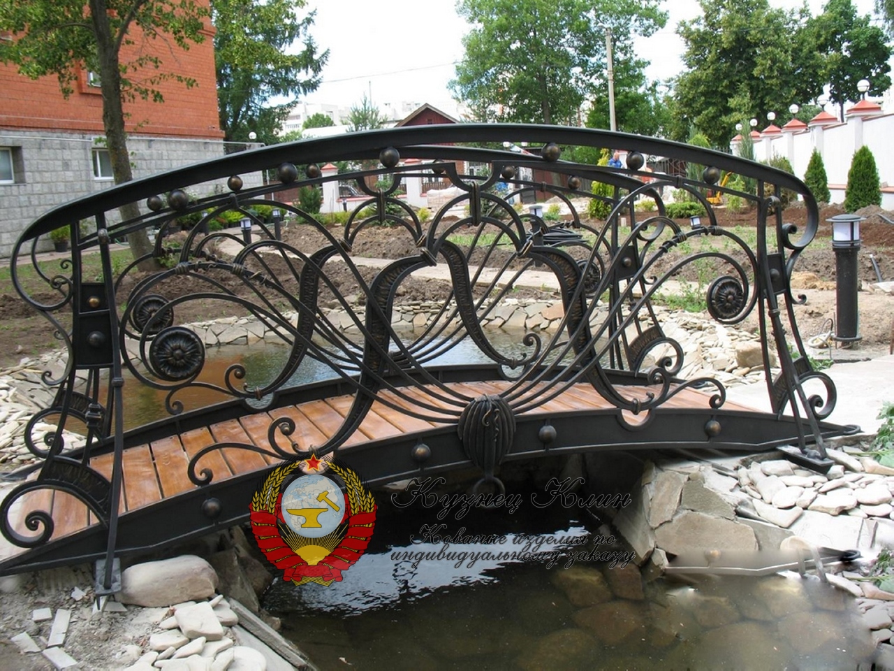 Кованый мостик в греческом стиле