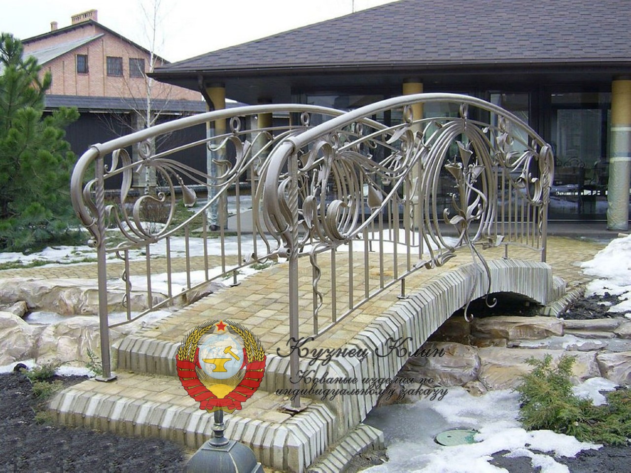 Кованый мостик на бетонной основе