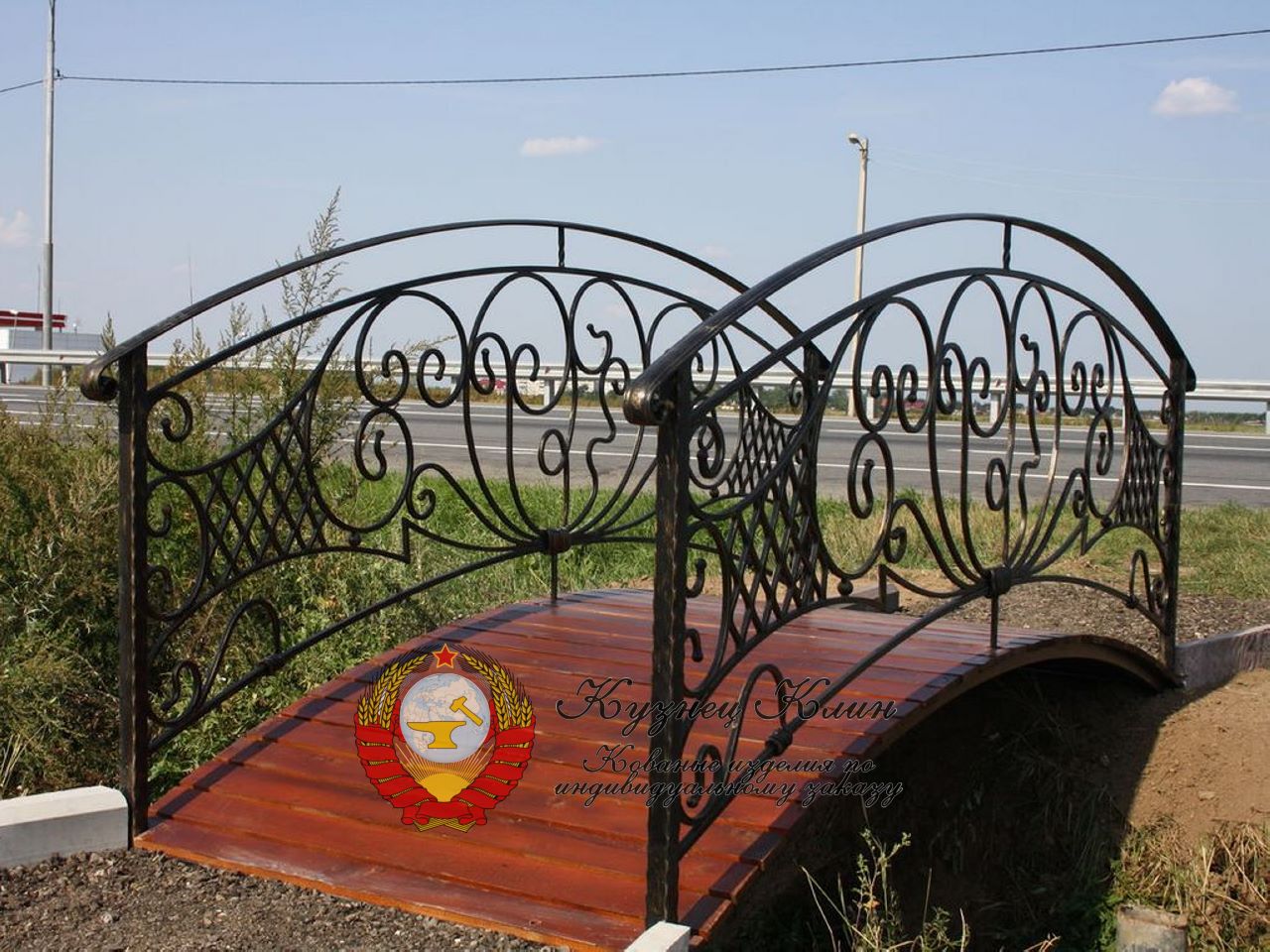 Кованый мостик над кюветом