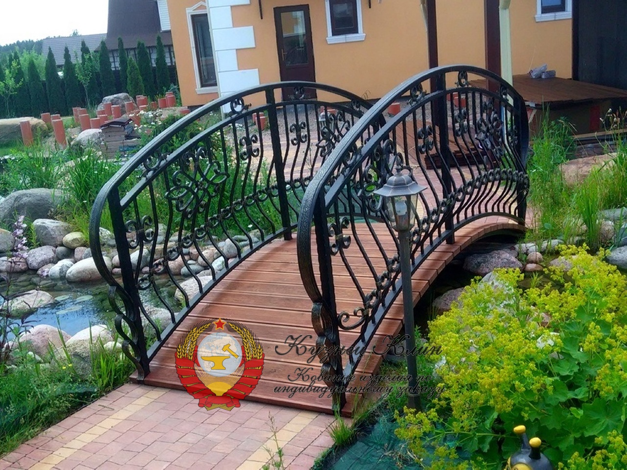 Кованый мостик с дутыми перилами