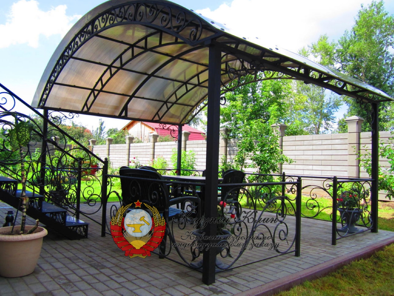 Кованая беседка с арочным навесом