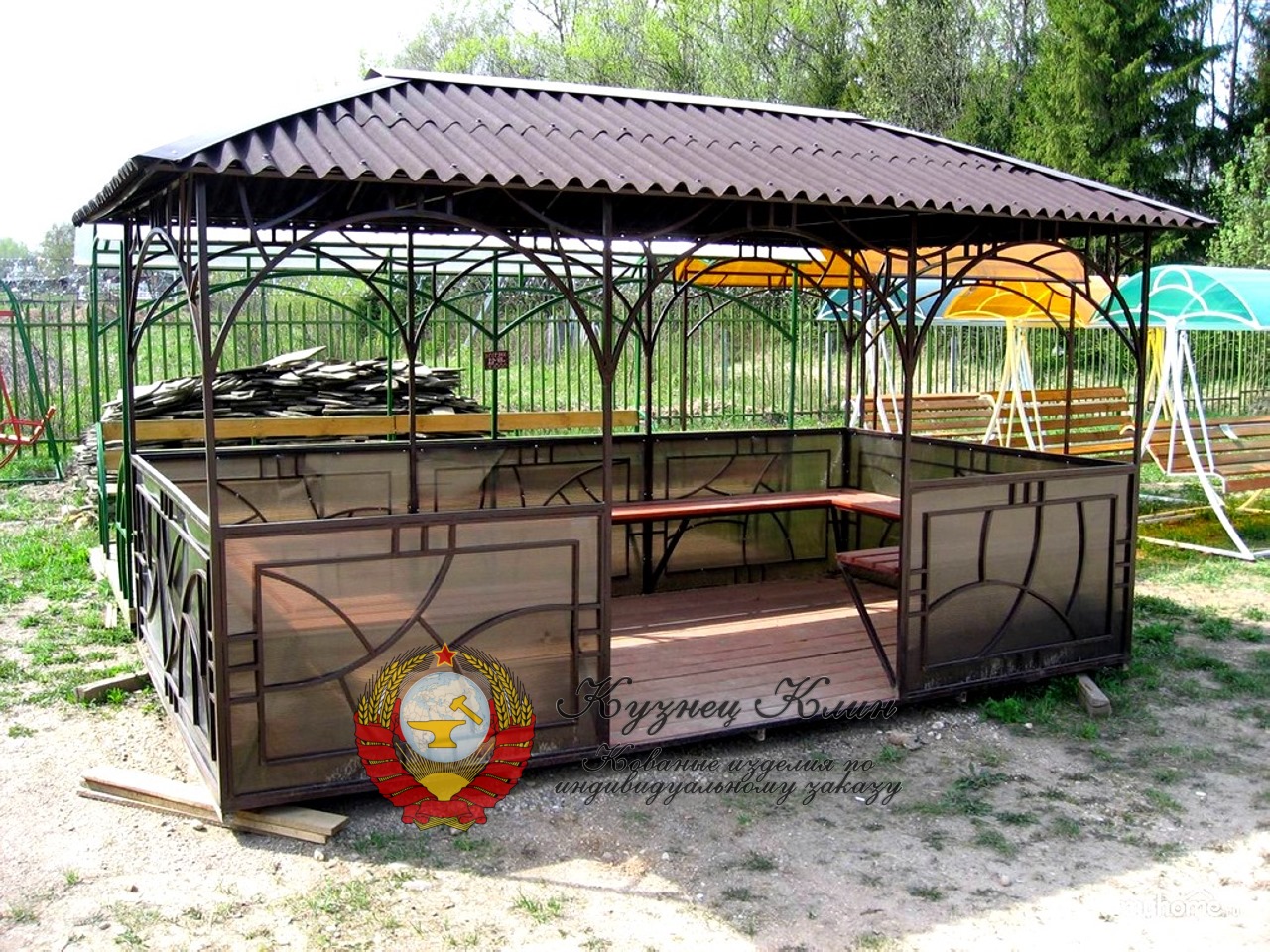 Кованая беседка-курилка большая