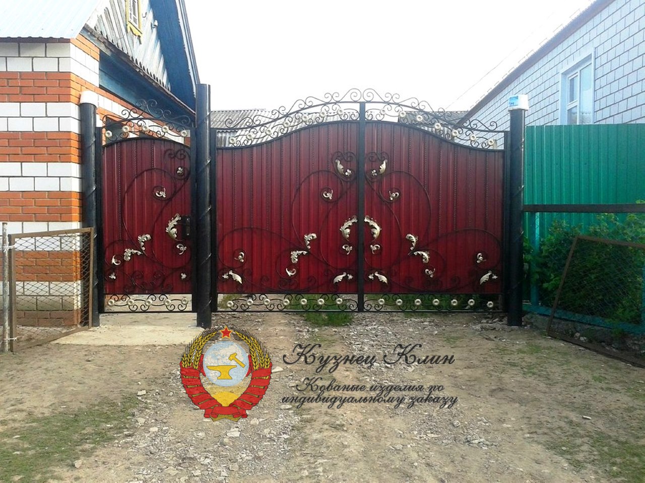 Ворота распошные с калиткой на круглых столбах