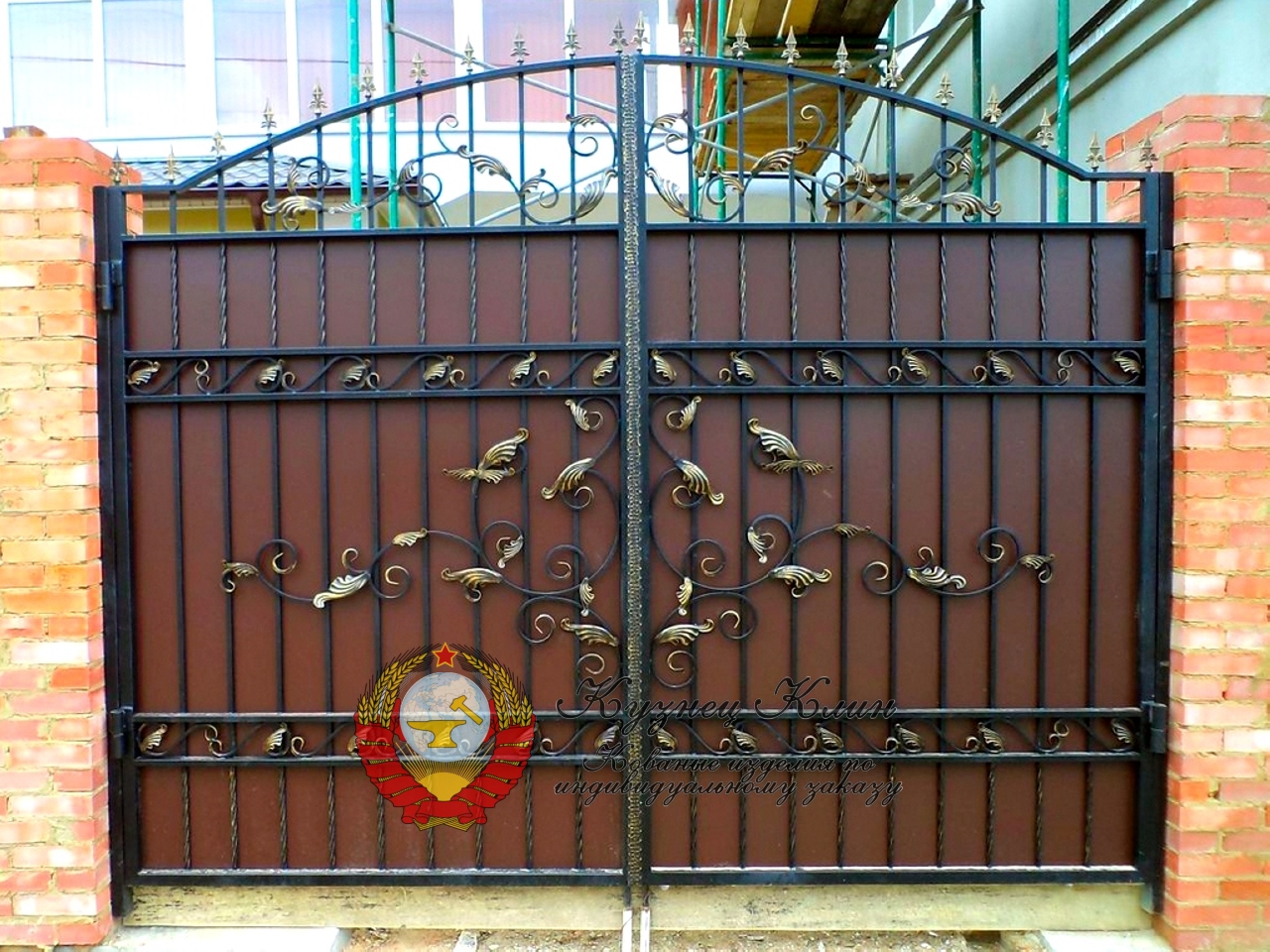 Ворота распошные с элементами ковки