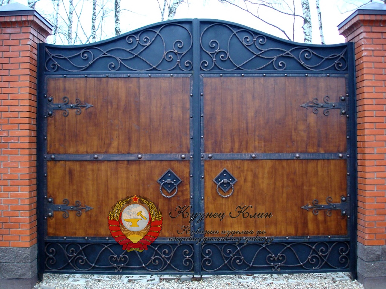 Кованые ворота с деревянными вставками