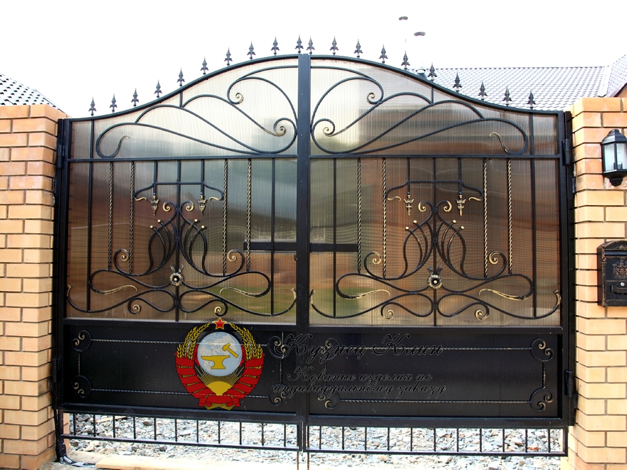 Кованые ворота с поликарбонатом