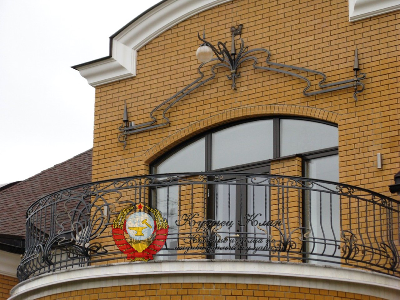 Кованый балкон арочный большой
