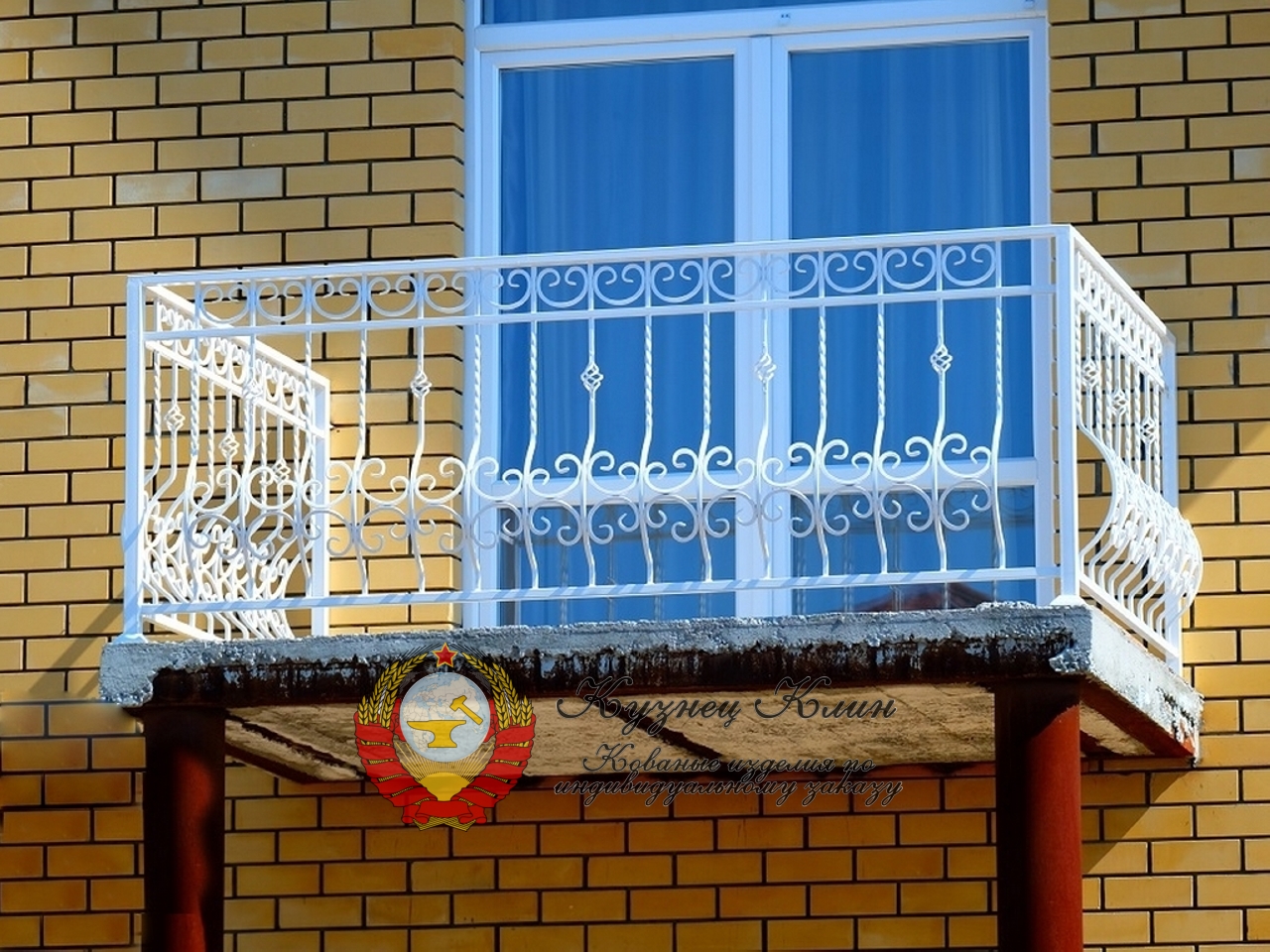 Кованый балкон белый