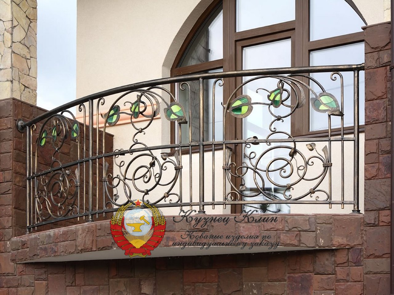 Кованый балкон и стеклянные вставки