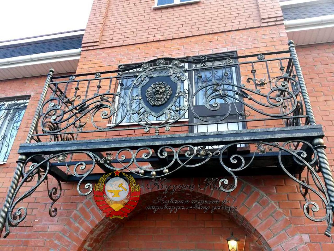 Кованый балкон на столбах над входом