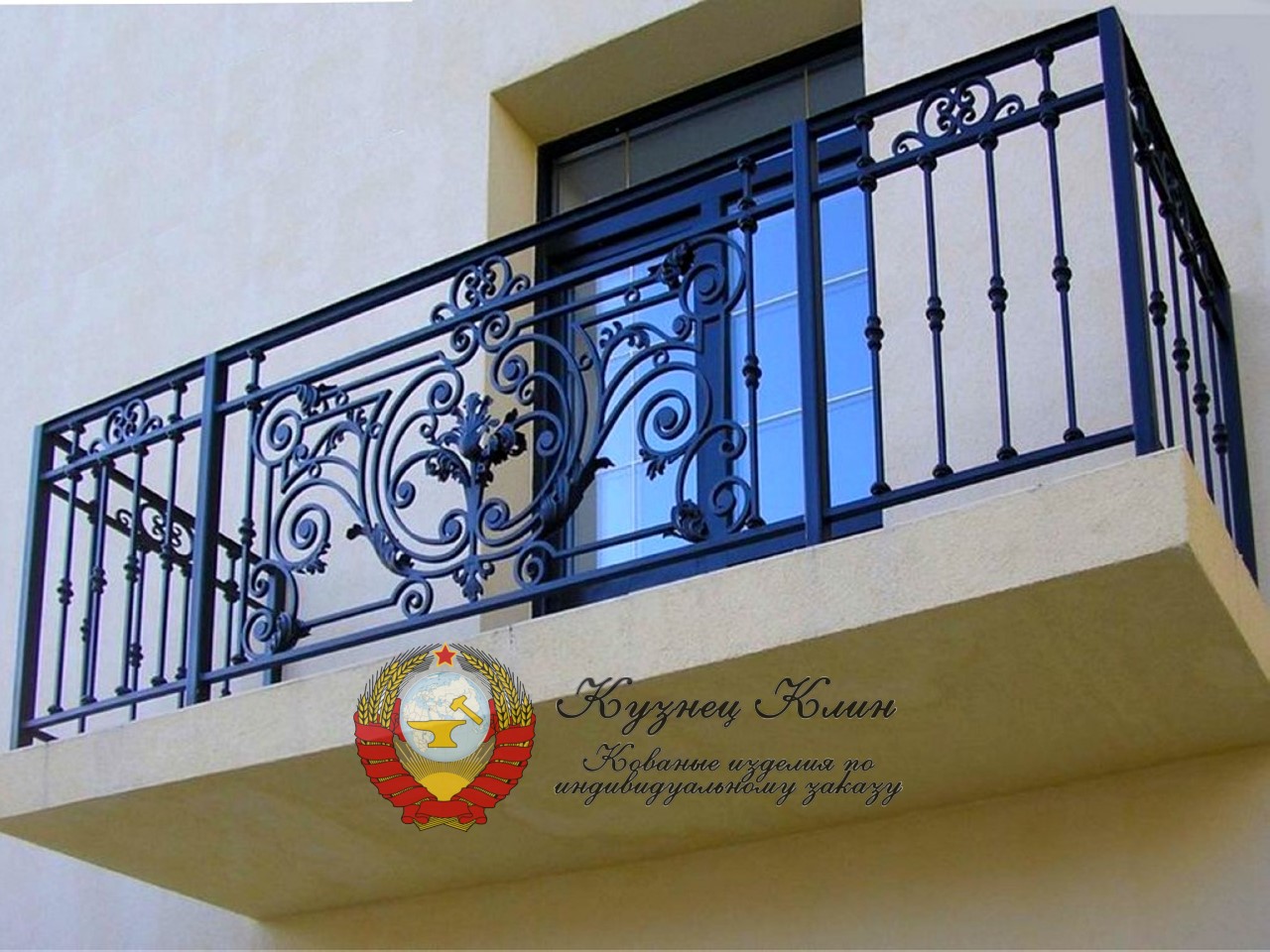 Кованый балкон простой с центральным рисунком