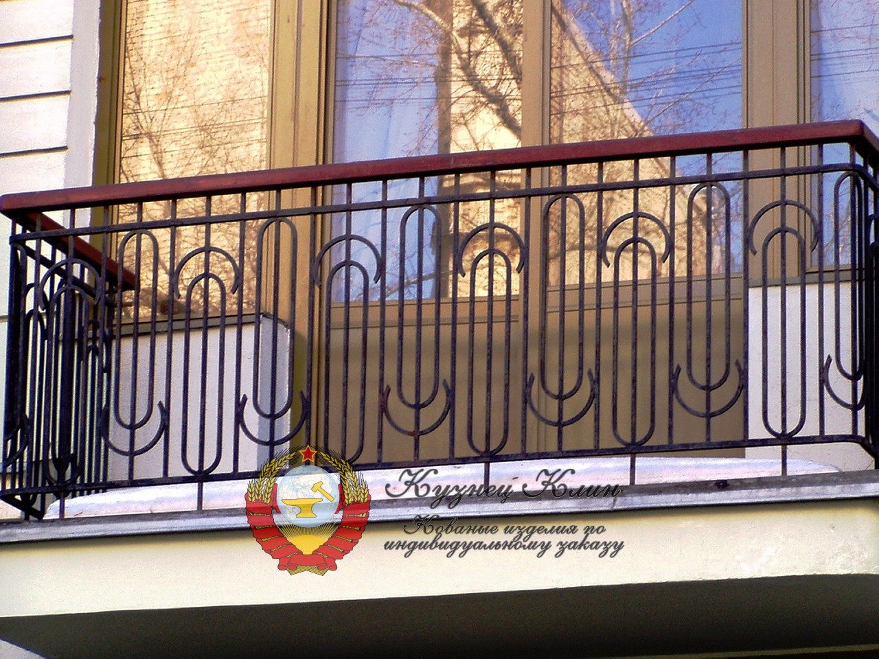 Кованый балкон с дубовым поручнем