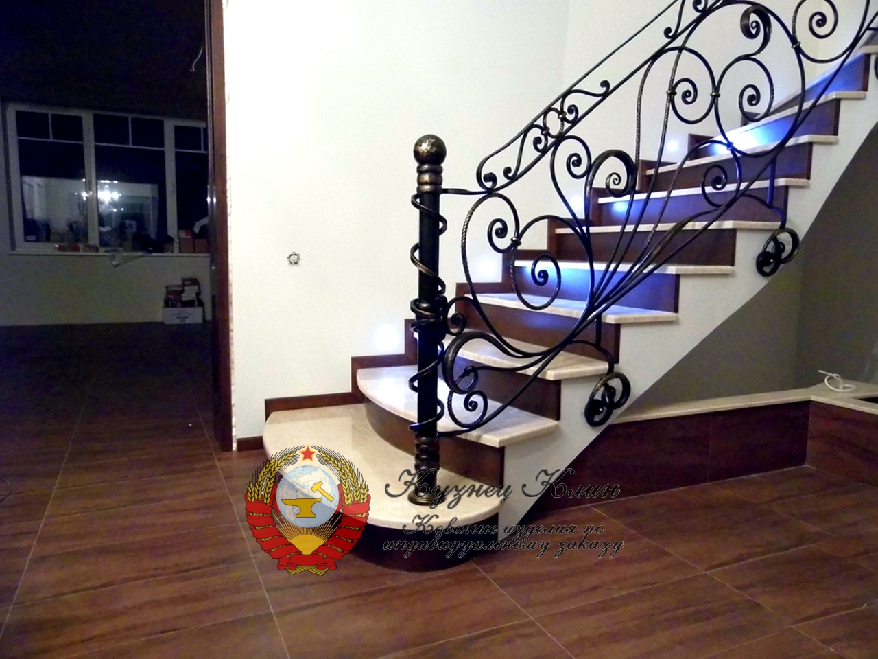 Кованые перила с боковым крепежем пример опорного столба