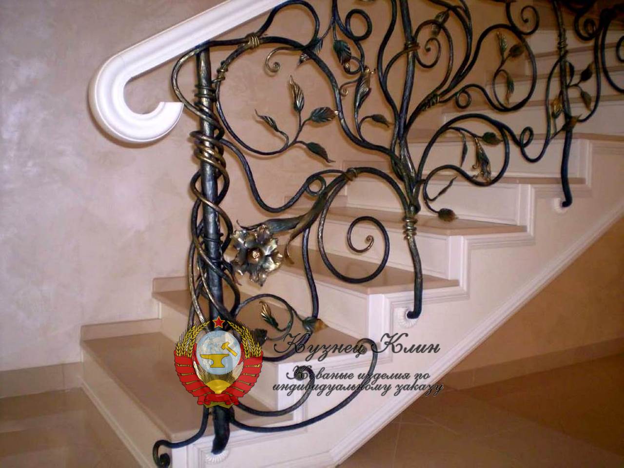 Кованые перила с боковым креплением и деревянным поручнем