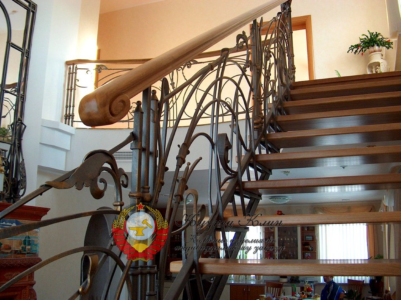Кованые перила с дубовым поручнем начало