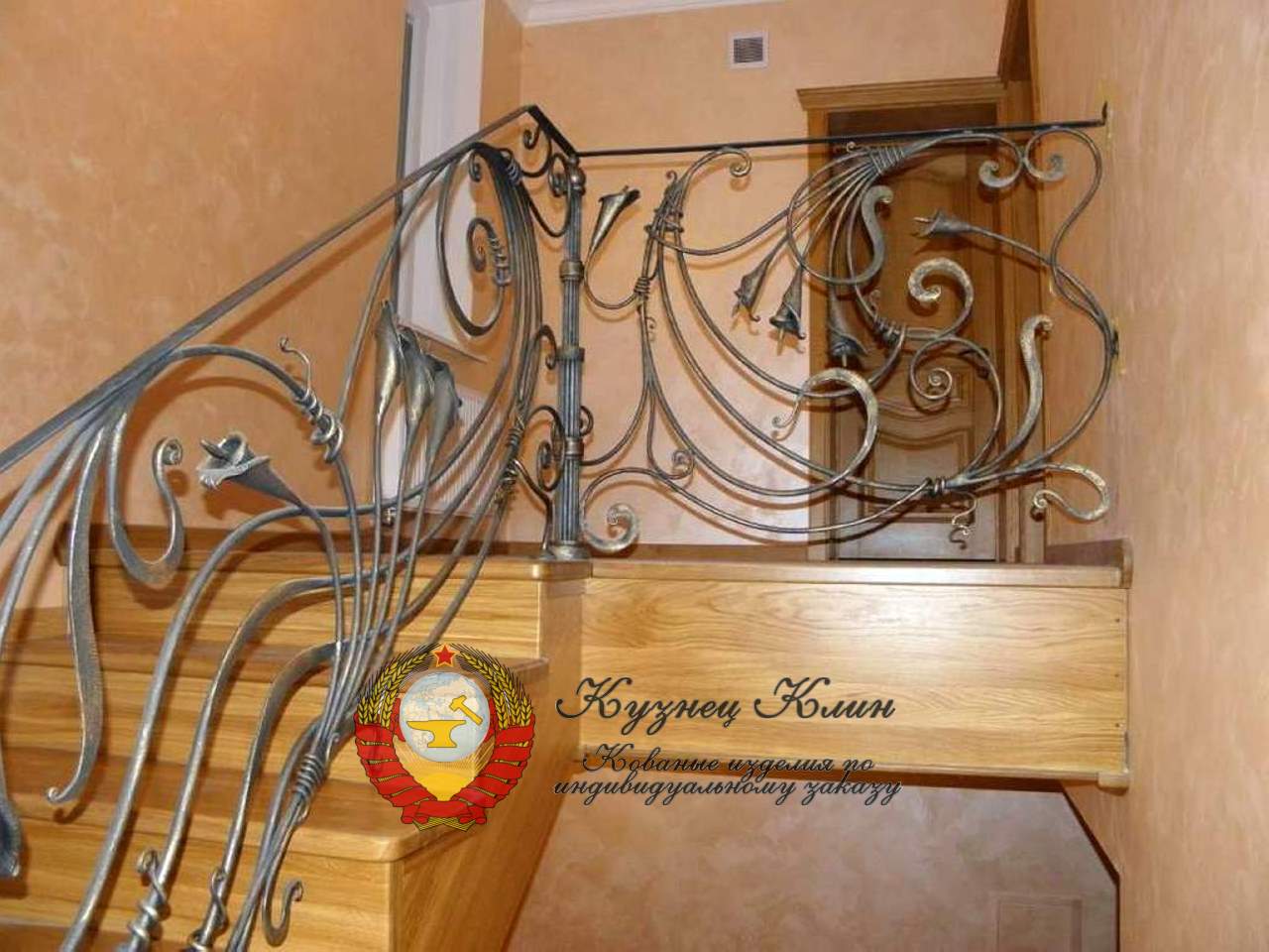 Кованые перила с ограждением второго света