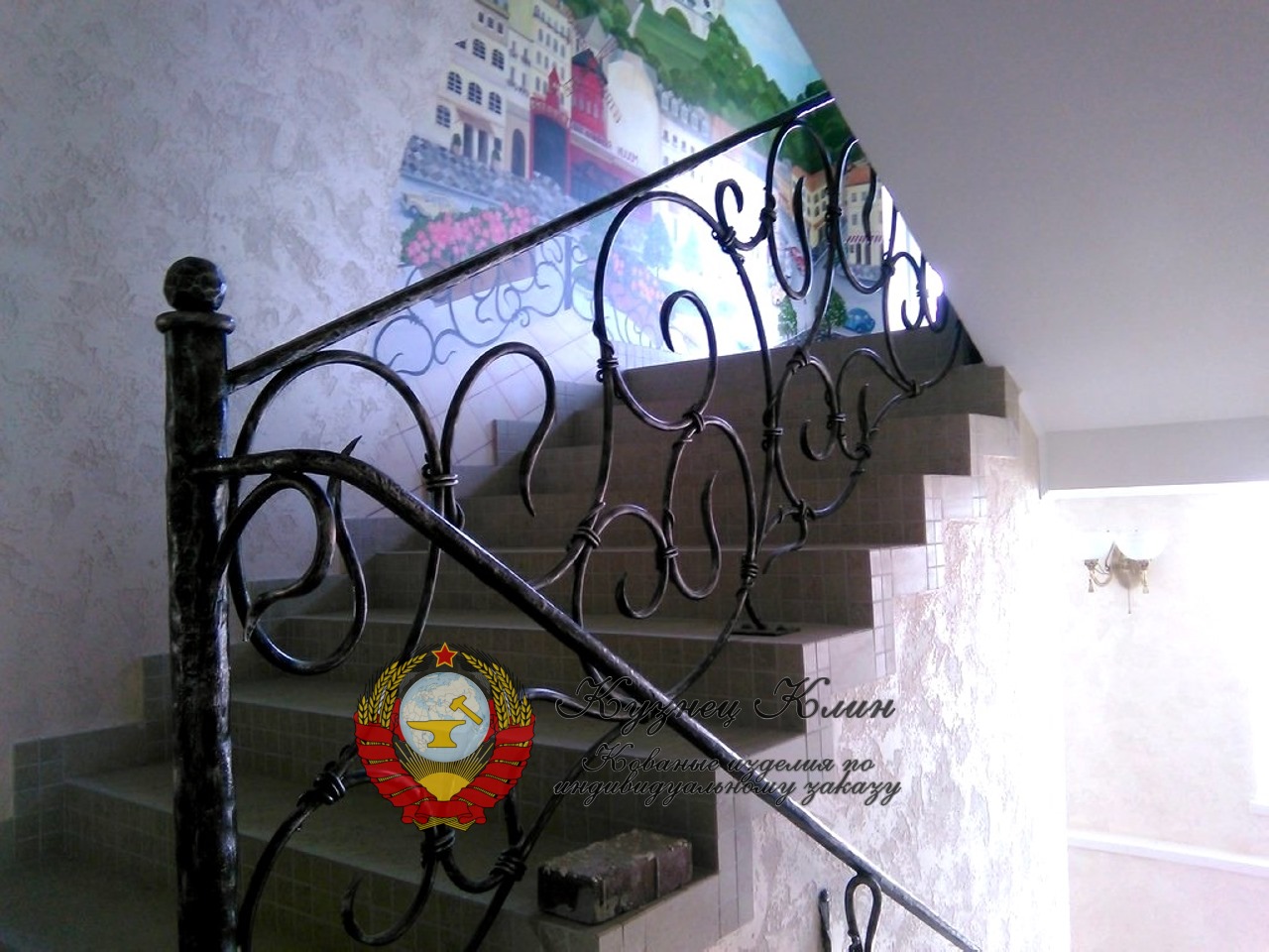 Кованый пример перехода на пристенный поручень