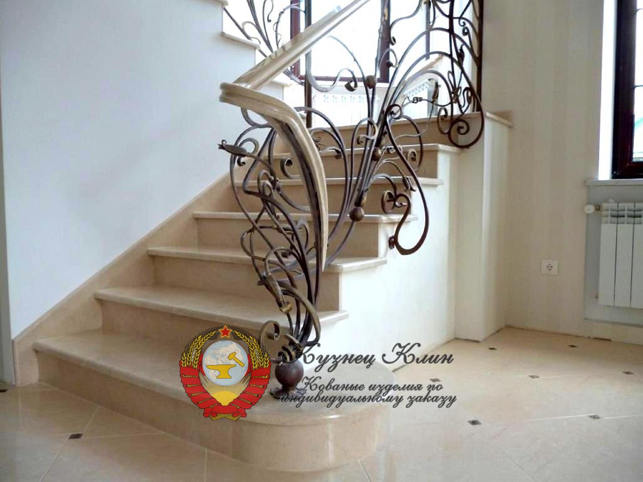 Кованый столб стартовый работы дизайнера