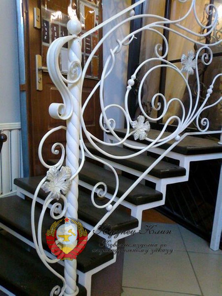 Витой обкованый столб на на большую лестницу