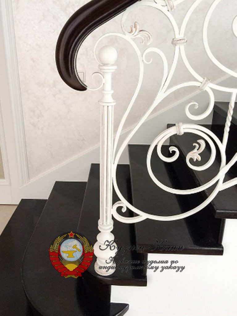 Кованое приглошение сдизайнерским загибом