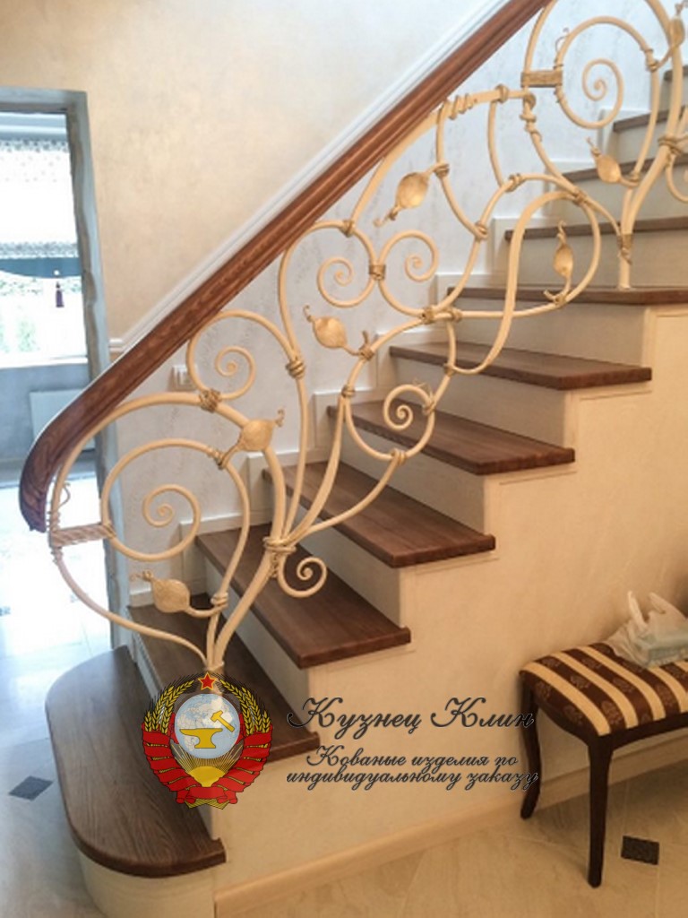 Кованые перила без столбов на ступени