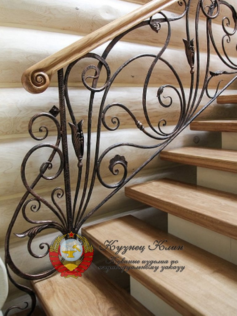 Кованые перила с образцом дубового поручня