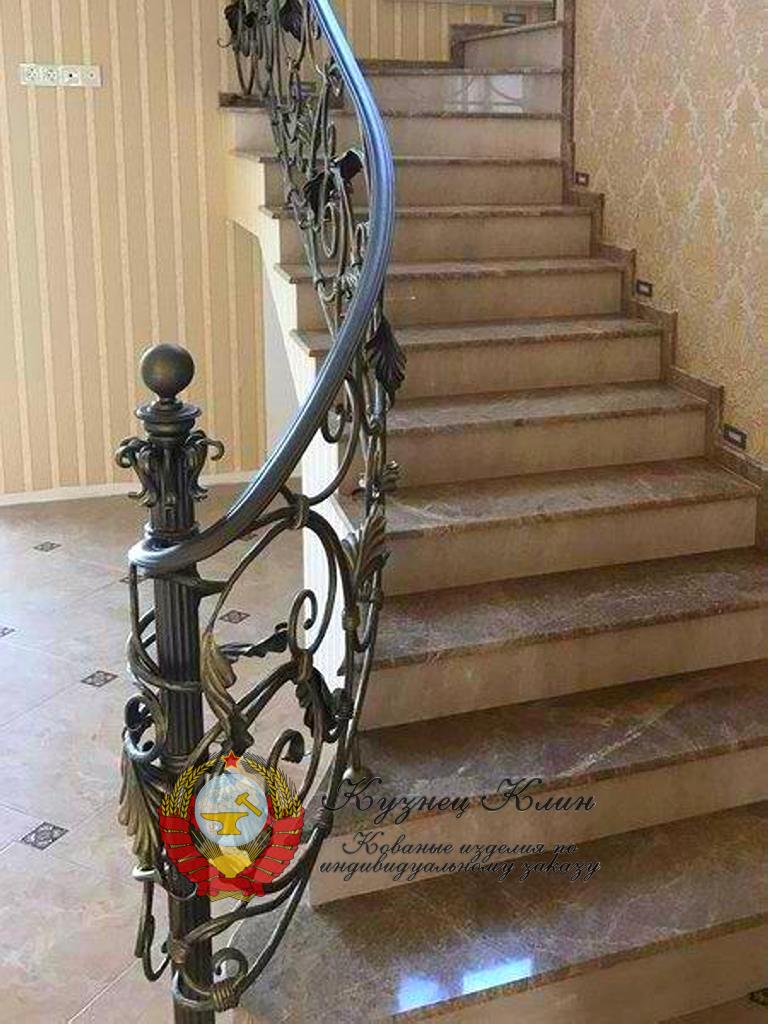 Кованый столб на лестницу с полувинтом