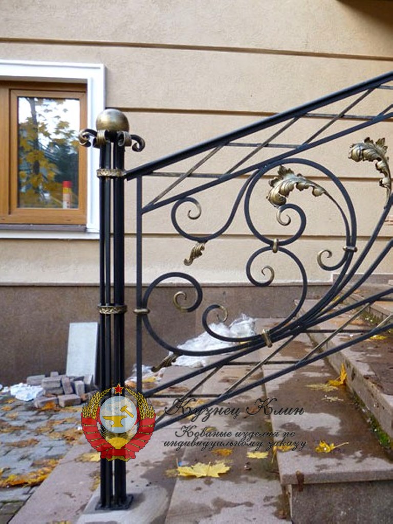 Кованый столб с большим шаром