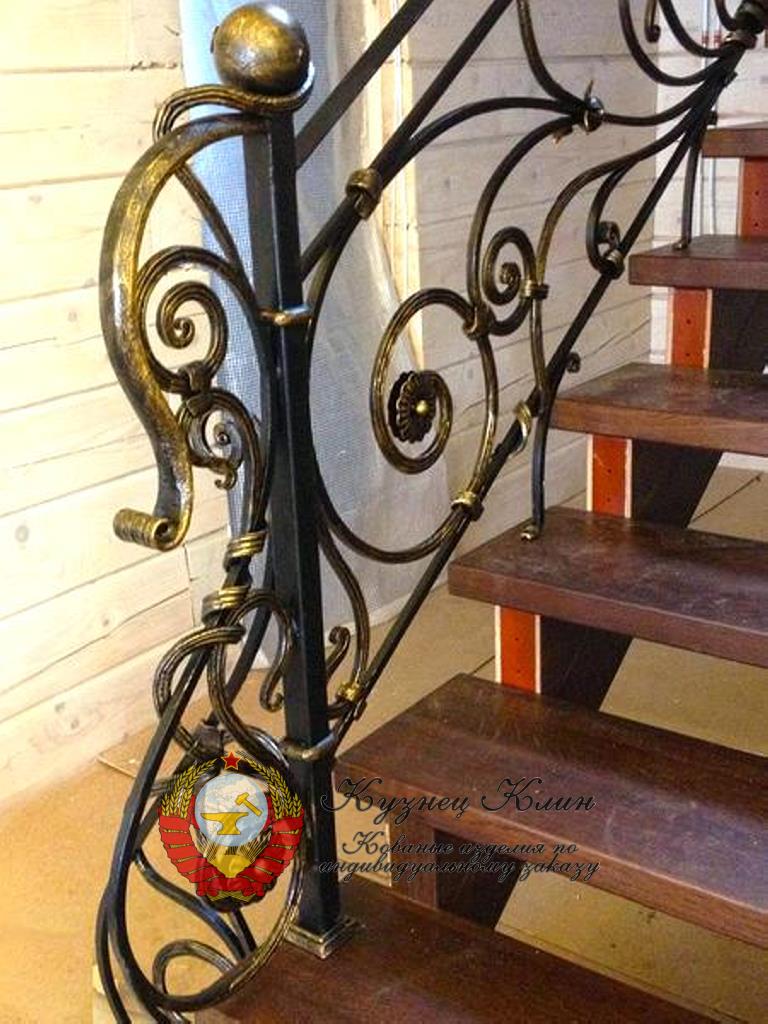 Кованый столб с наружным приглошением