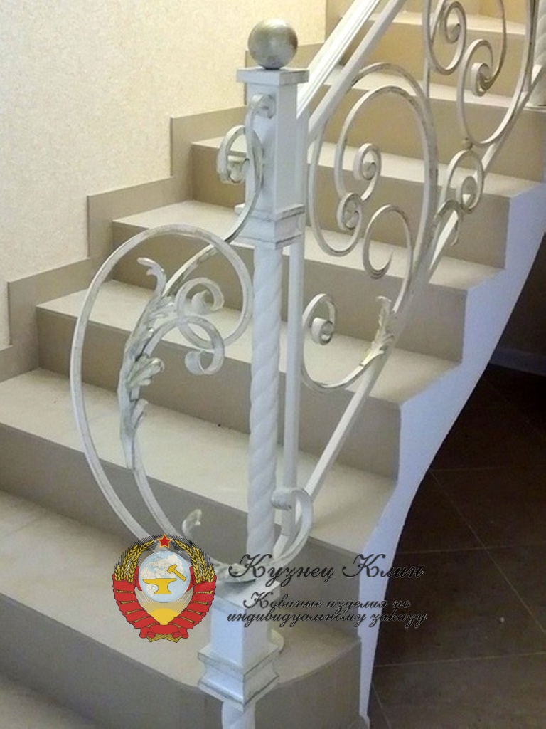 Кованый столб со смещением