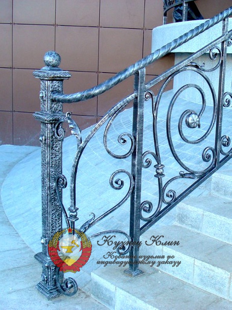 Прокованый столб с выносным крепежем