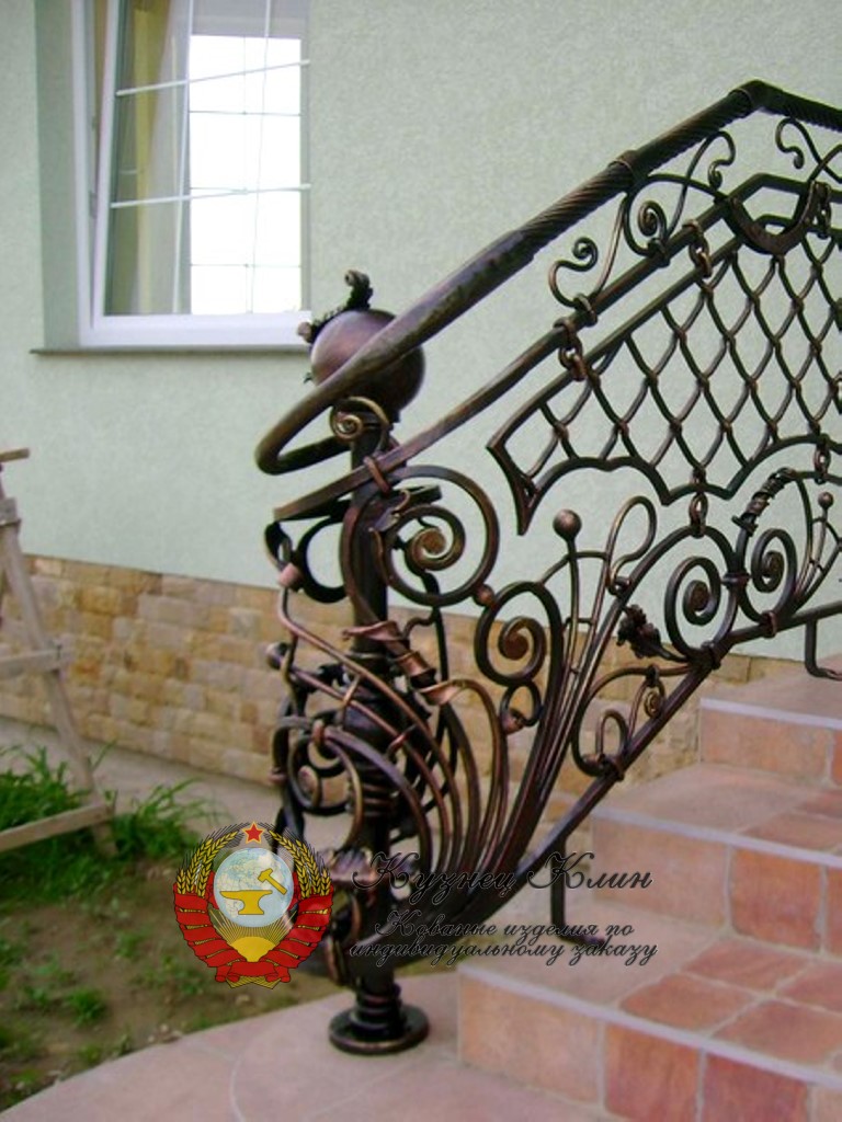 Уличный обвитый столб с опорами перил