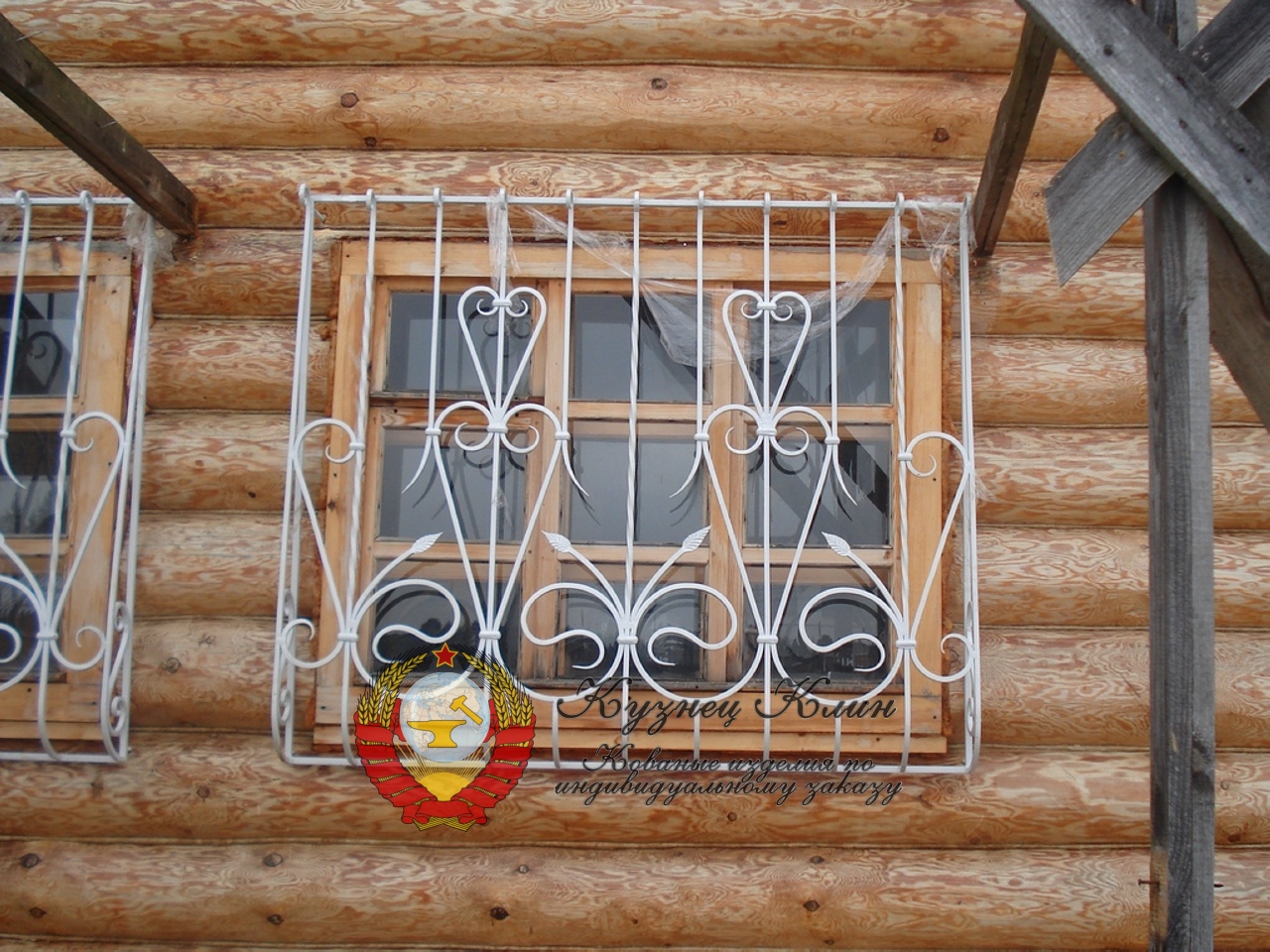 Кованая решетка в деревянный дом