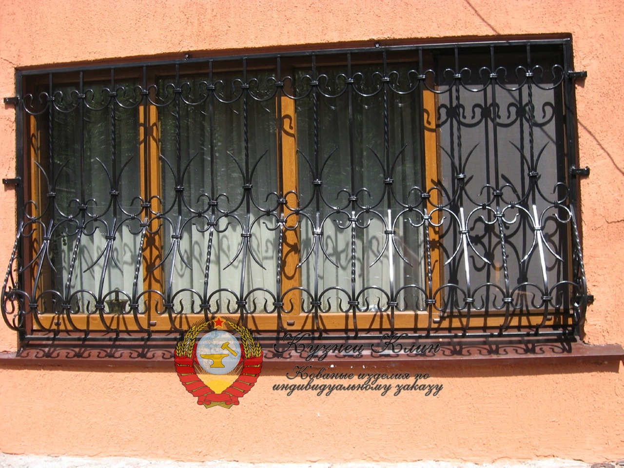 Кованая решетка накладная на большое окно