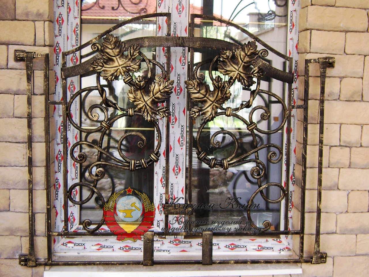 Кованая решетка накладная наружняя