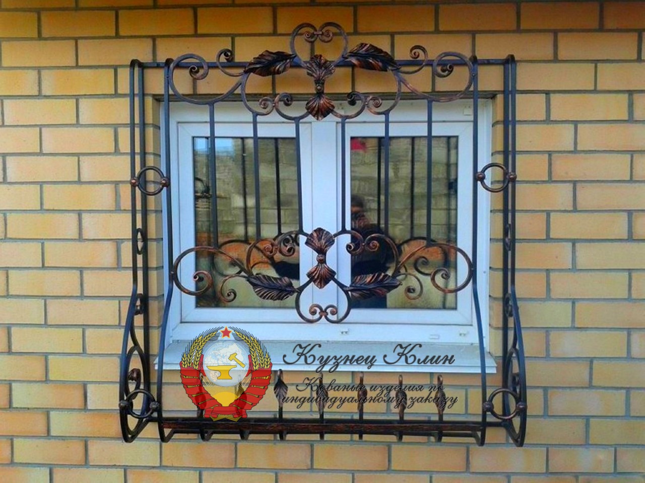 Кованая решетка с цветочницей