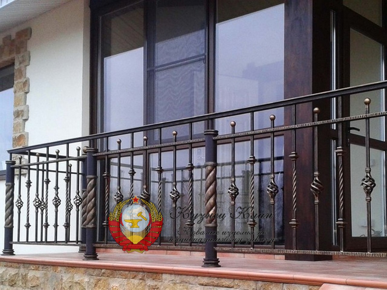 Классические перила с простым рисунком кованые