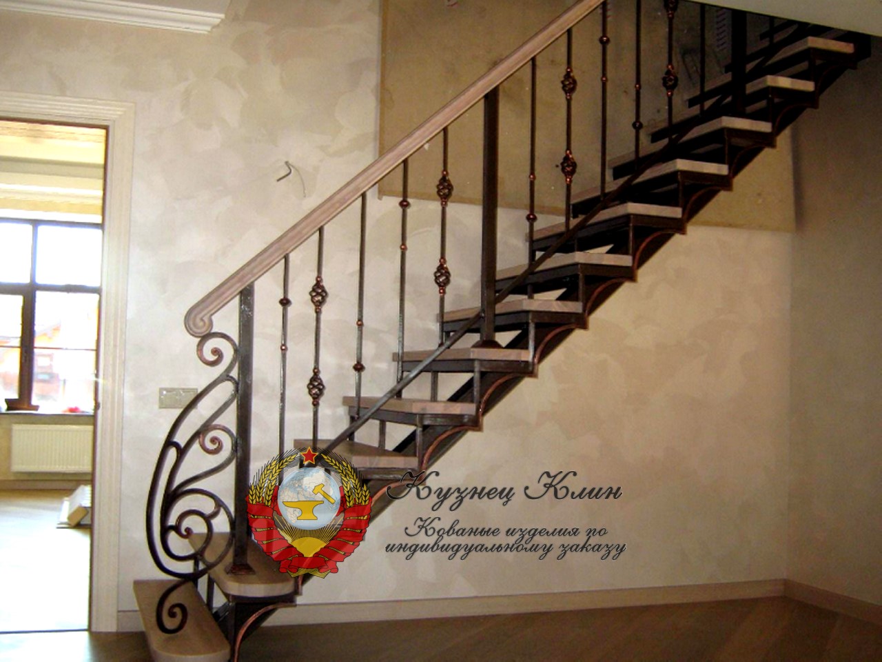 Кованая лестница с простыми перилами