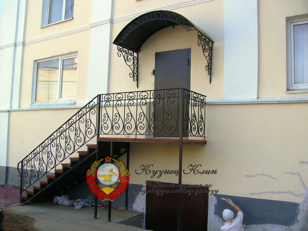 Кованое крыльцо с козырьком