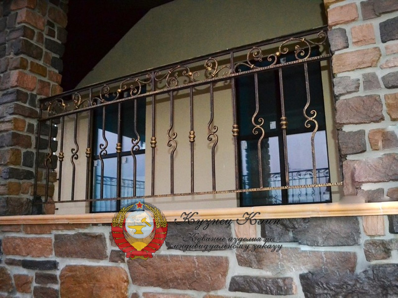 Кованые перила в промежуток между столбов