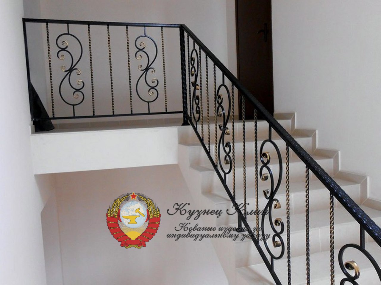 Кованые перила с винтовыми балясинами