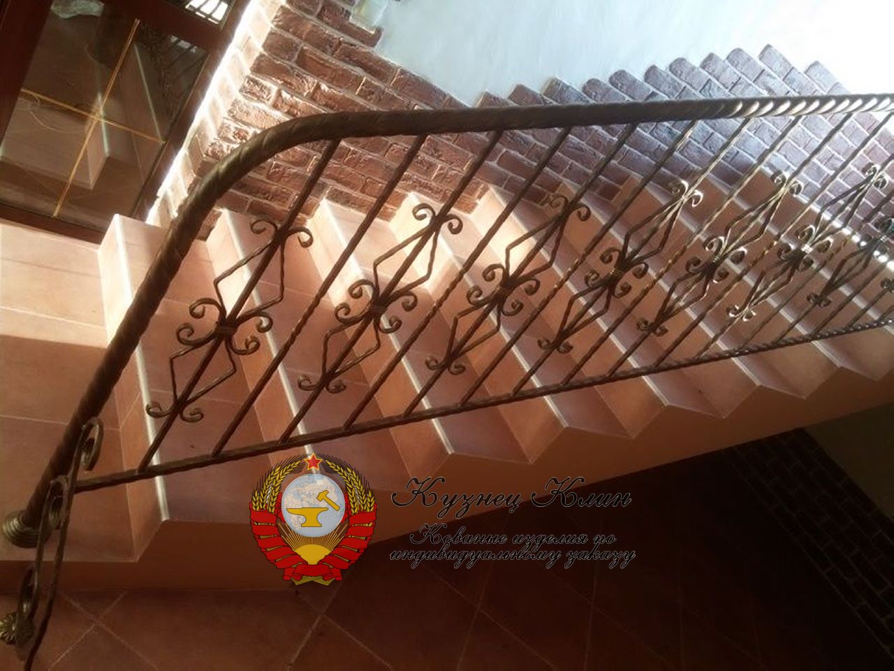 Кованые перила с витым поручнем