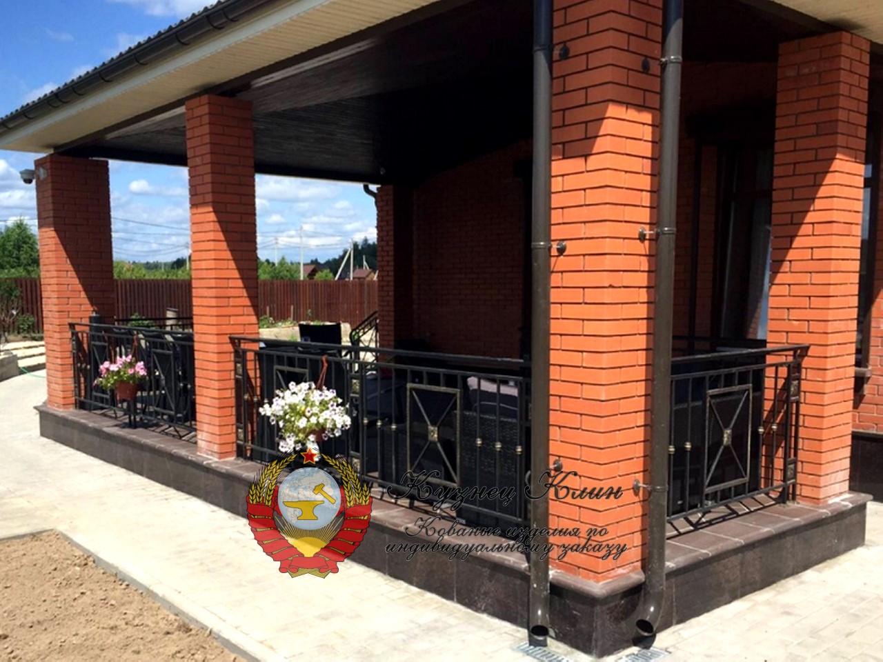 Кованые перила с цветочницей с опорой к столбам