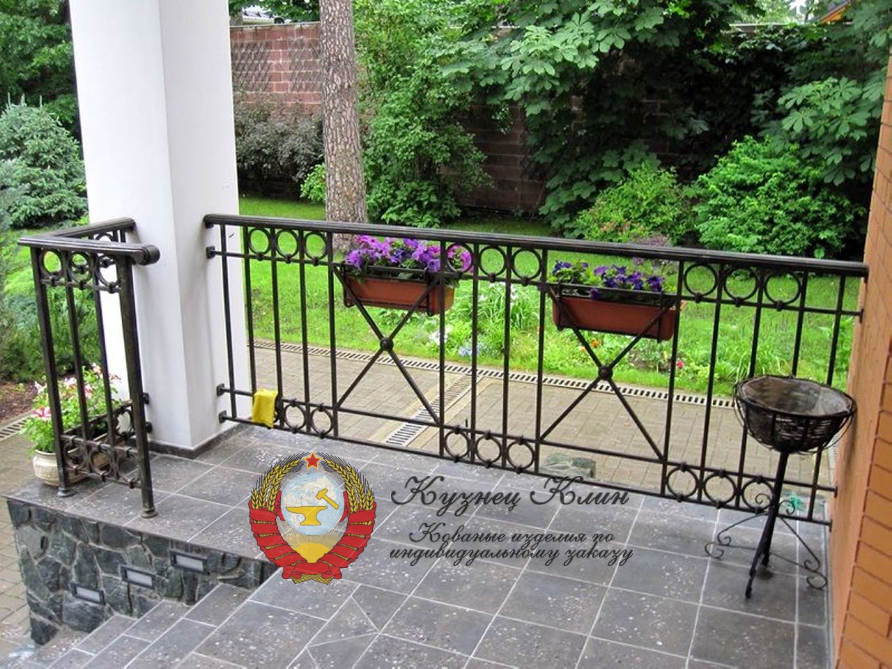 Кованые перила с цветочницей