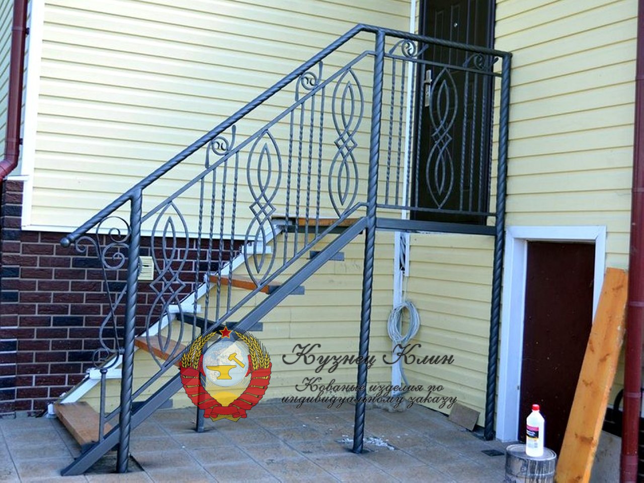 Кованый вход в дом