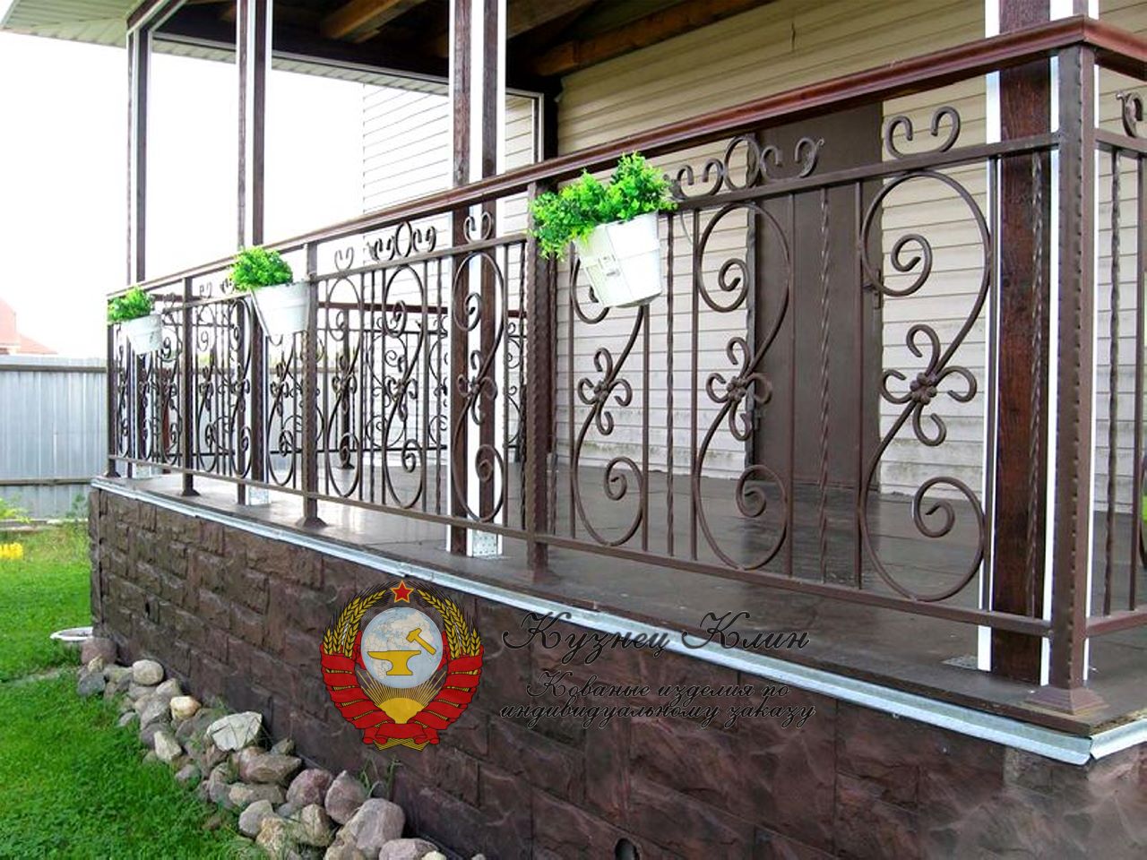 Простые перила на балкон первого этожа