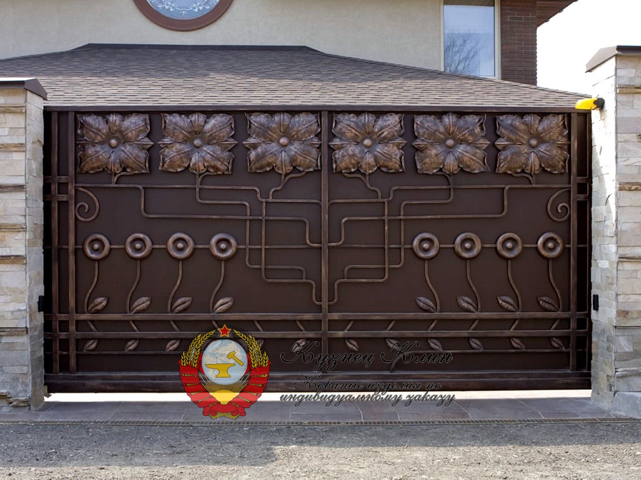 Кованые ворота откатные с каммеными столбами