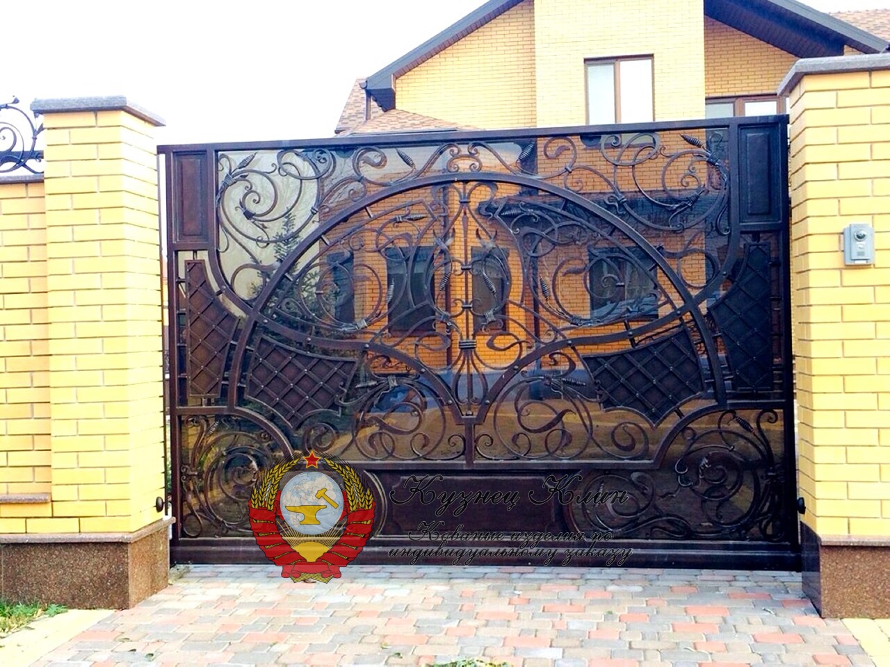 Кованые ворота откатные с поликарбонатом
