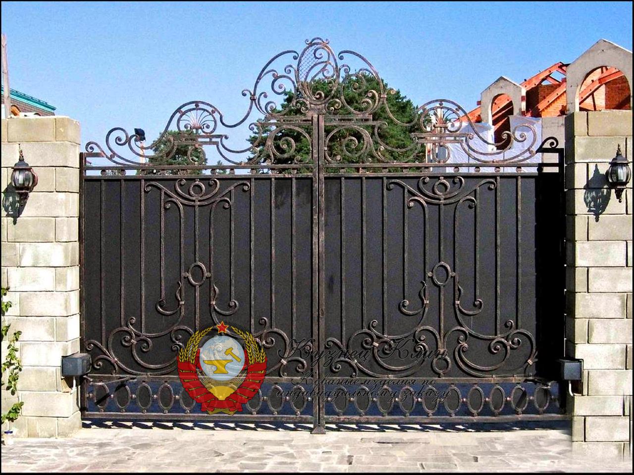 Кованые ворота распашные а автоматикой встроенной в столб