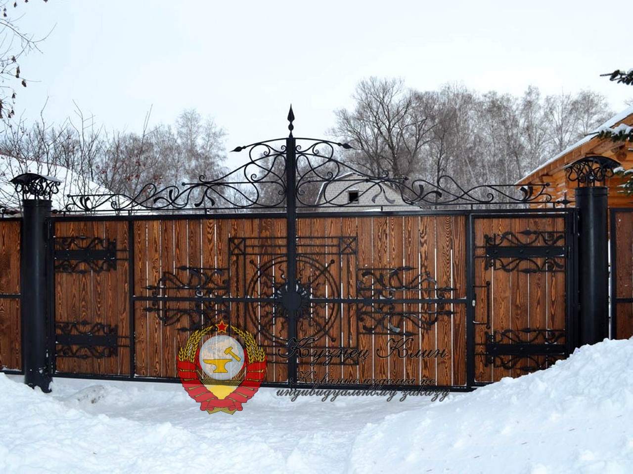 Кованые ворота распашные на круглых столбах